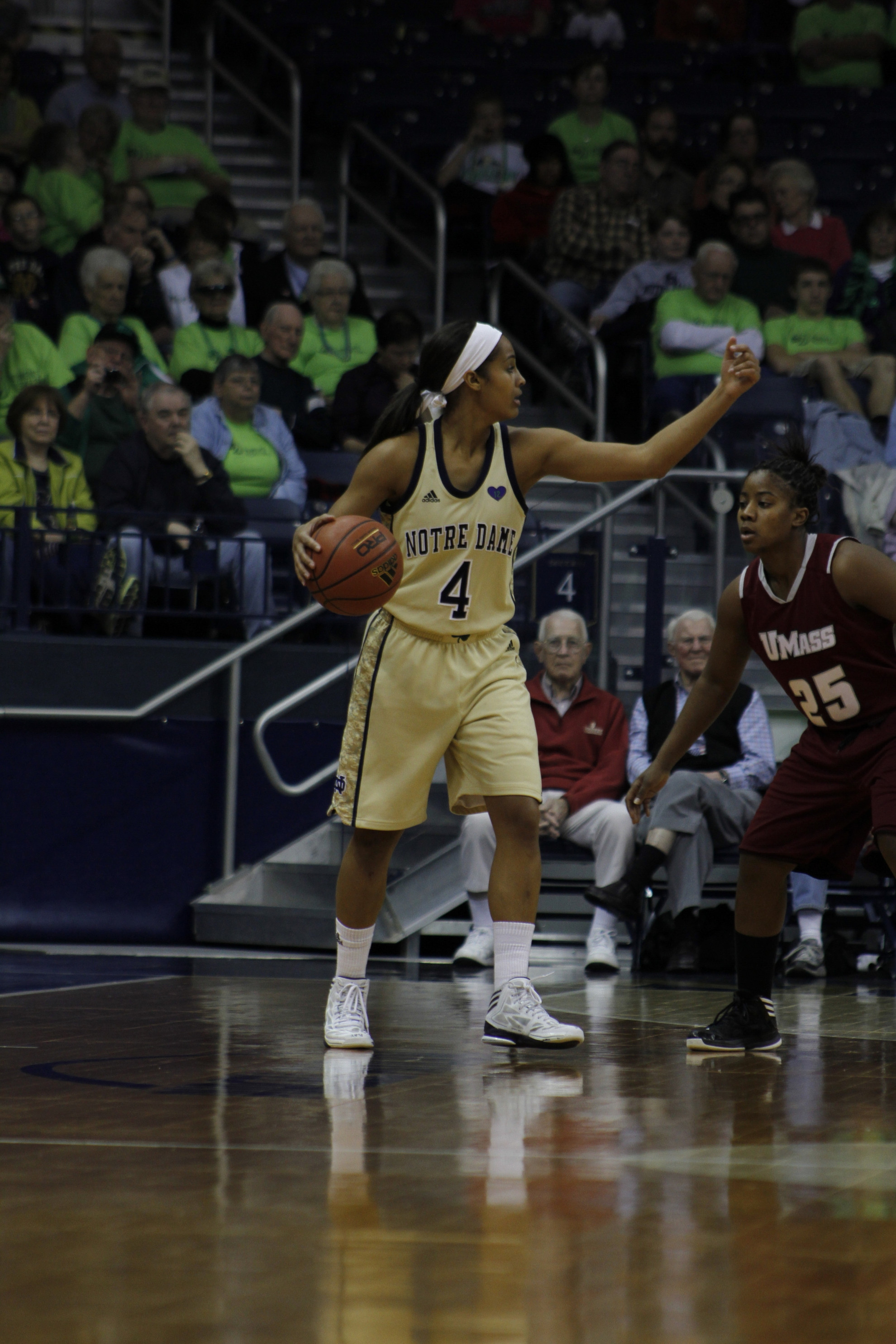 No. 7 Irish Dominate UMass in Home Opener, 94-50 Skylar Diggins