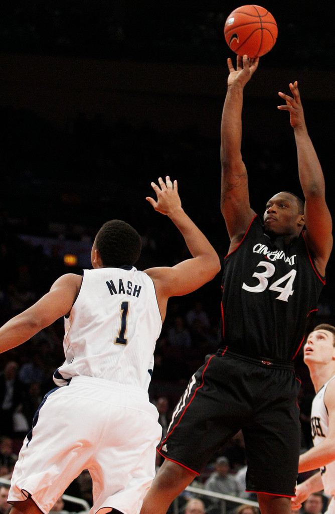 AP Photos: No. 4 Notre Dame vs. No. 25 Cincinnati