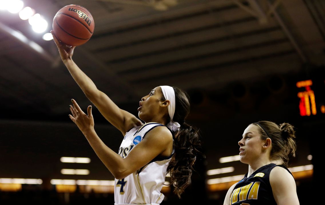 Skylar Diggins drives to the basket for a layup.