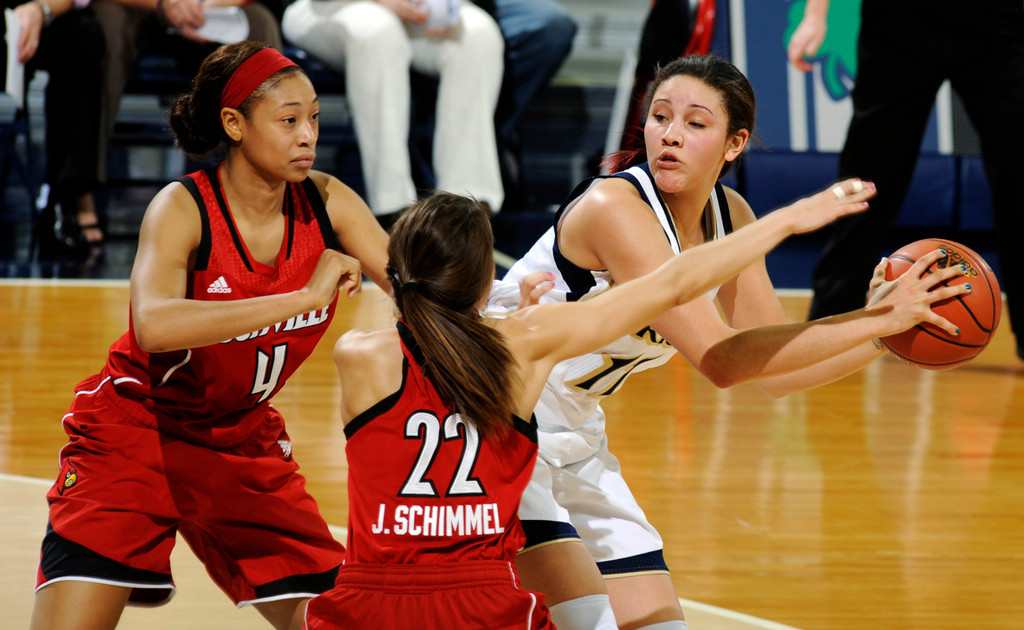 No. 2 Notre Dame Overpowers No. 10 Louisville, 93-64 (AP)