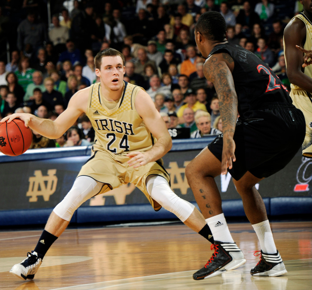 No. 25 Notre Dame Overpowers Cincinnati, 62-41 (AP)