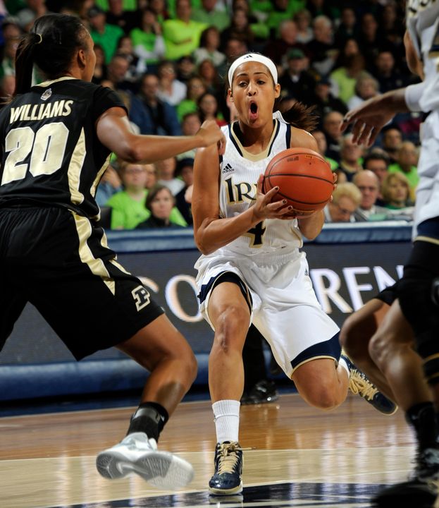 Skylar Diggins gets ready to pass.