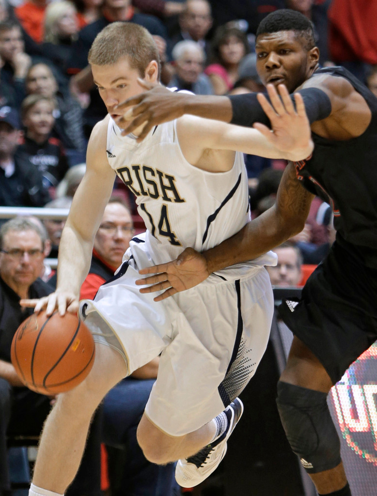 No. 17 Notre Dame Tops No. 21 Cincinnati, 66-60 (AP)