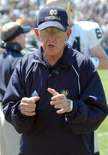Lou Holtz guided Notre Dame to the 1988 national championship and will become the school's 48th inductee into the Hall.