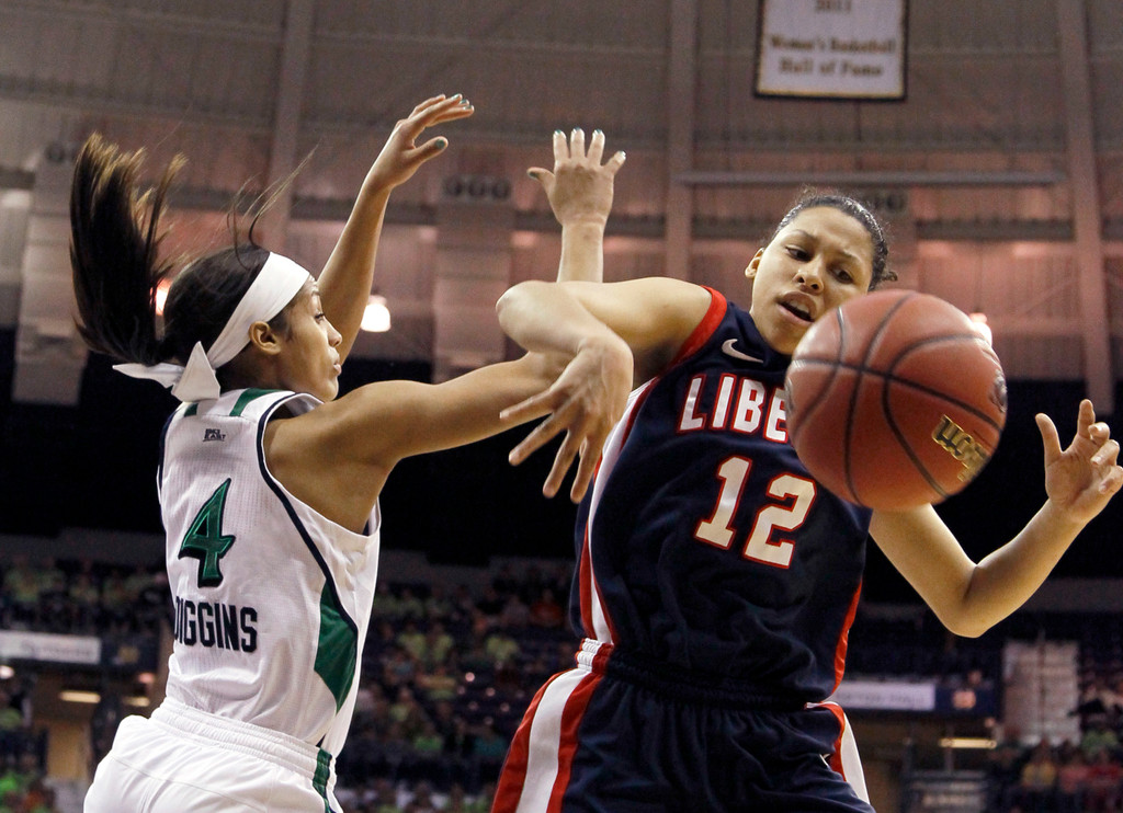 #4 Notre Dame Overwhelms Liberty in First Round, 74-43 (AP)