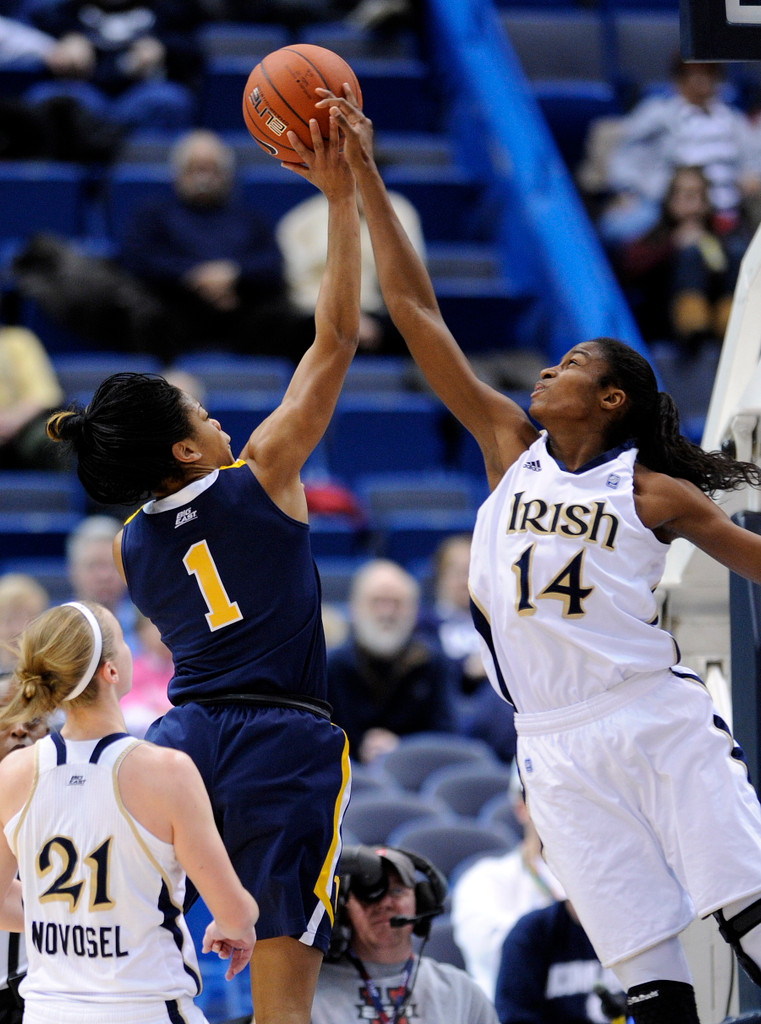 No. 3 Notre Dame Beats No. 25 West Virginia, 73-45 (AP)
