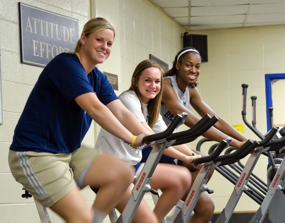 Notre Dame fifth-year senior tri-captains Brittany Mallory (left) and Devereaux Peters (right) will join their teammates in participating in the second annual Notre Dame Pink Zone Spin-A-Thon, to be held Jan. 20-22 at the Rockne Memorial at Notre Dame and the Knollwood Country Club in Granger, Ind.