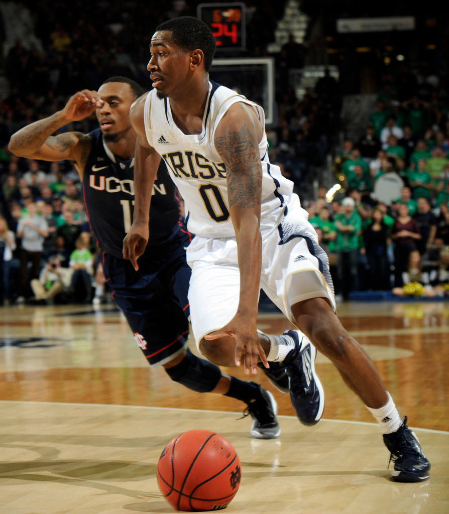 #17/16 Irish Fall To Huskies, 65-58 (AP)