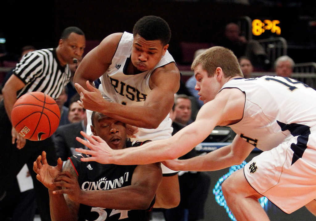 AP Photos: No. 4 Notre Dame vs. No. 25 Cincinnati