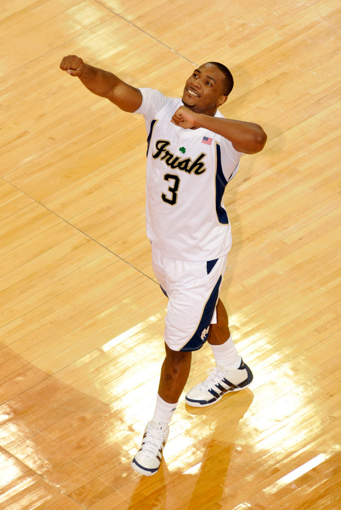 Notre Dame Holds Off Connecticut 58-50 (AP)