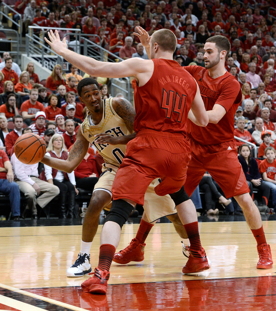 No. 24 Notre Dame Falls To No. 8 Louisville, 73-57 (AP)