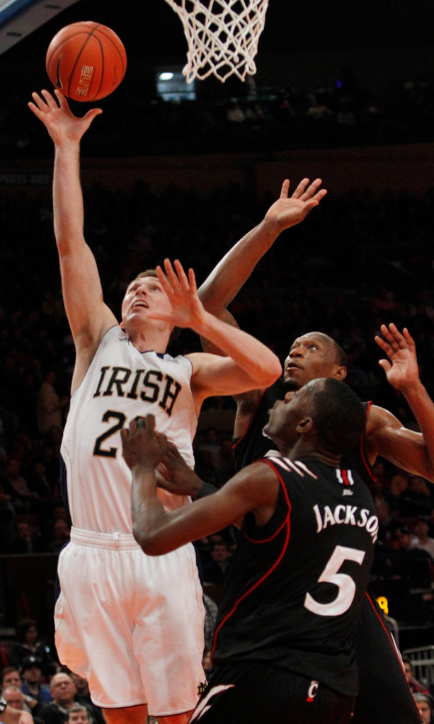 AP Photos: No. 4 Notre Dame vs. No. 25 Cincinnati