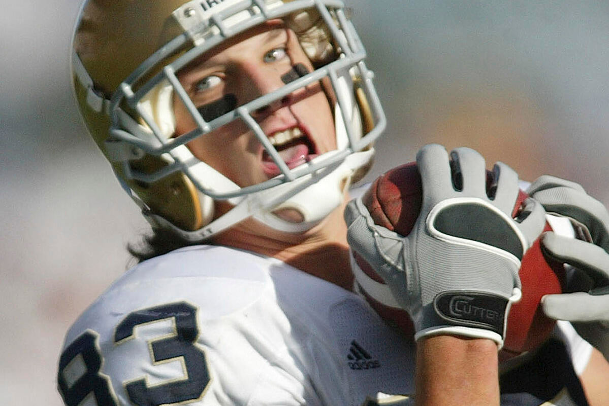 No. 16 Notre Dame Dominates Washington, 36-17 Jeff Samardzija catches a 52-Yard touchdown pass from quarterback Brady Quinn during the fourth quarter against Washington (AP Photo/John Froschauer)