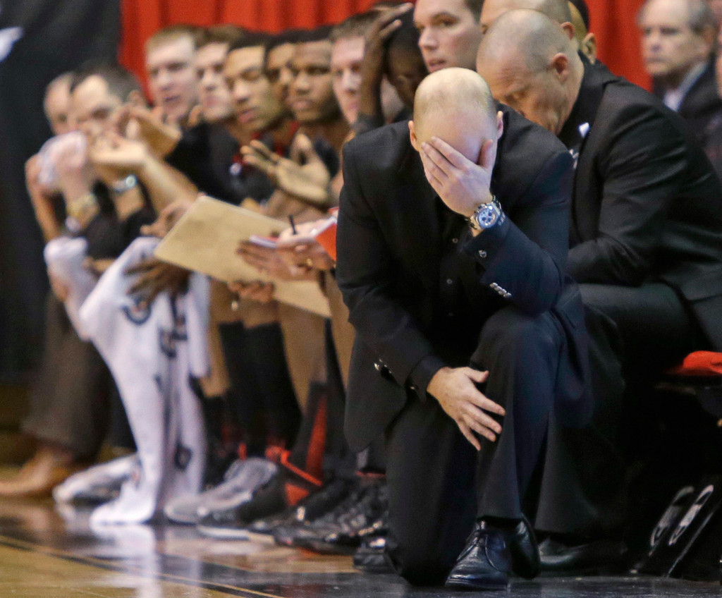 No. 17 Notre Dame Tops No. 21 Cincinnati, 66-60 (AP)