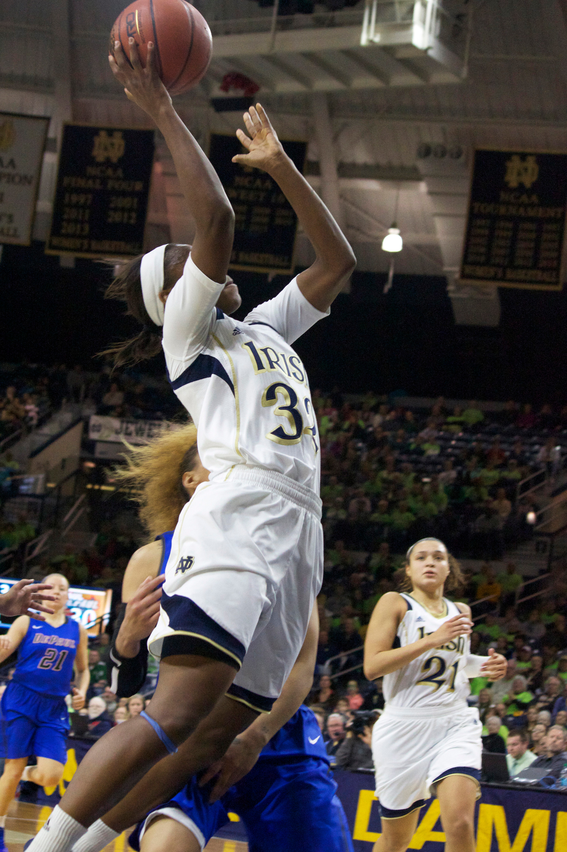 Loyd Leads No. 4 Notre Dame Past Central Michigan, 106-72 Jewell Loyd goes up for a layup.