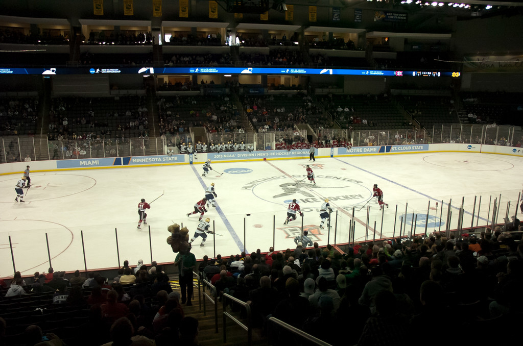 Notre Dame Men's Ice Hockey falls to St. Cloud State on 03-30-2013