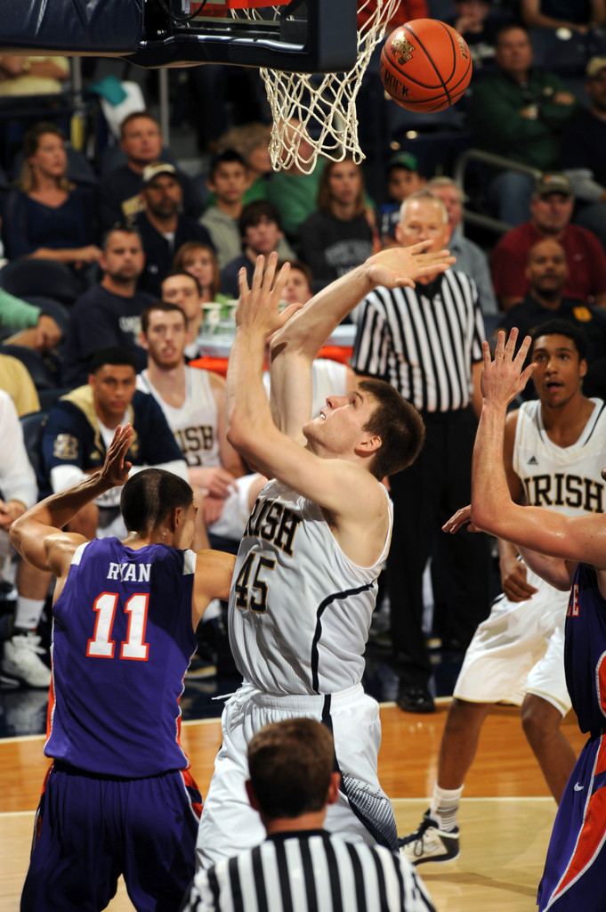 Irish Down Purple Aces in Season-Opener (AP)