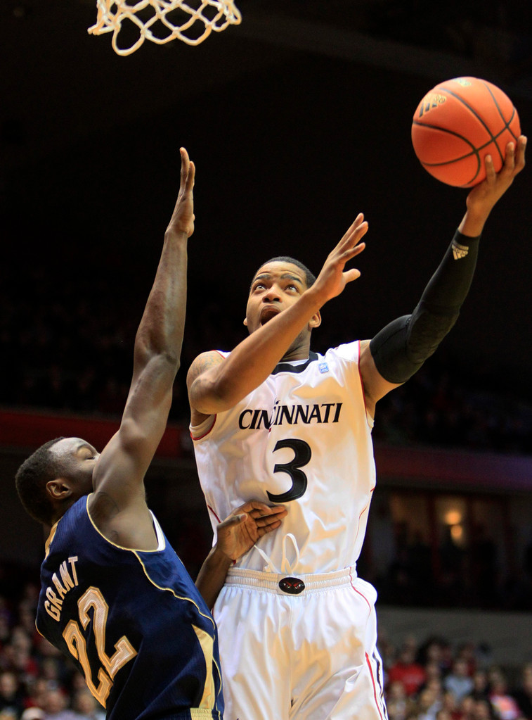 Irish Stopped by Cincinnati, 71-55 (AP)