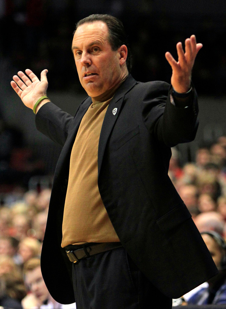 Irish Stopped by Cincinnati, 71-55 (AP)