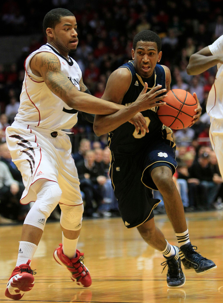 Irish Stopped by Cincinnati, 71-55 (AP)
