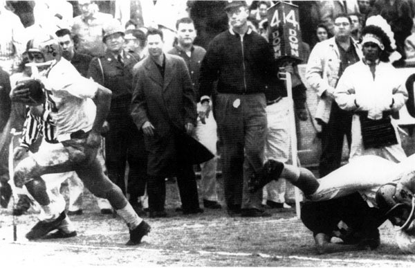 Former Irish Football Great Dick Lynch Passes Away At Age 72 Former Irish running back Dick Lynch, who scores the lone TD in Notre Dame's epic 7-0 win at Oklahoma in 1957, dies Wednesday morning at the age of 72.