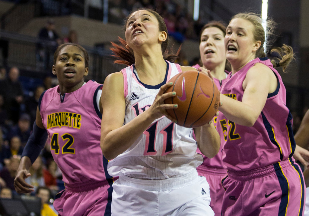 No. 2 Notre Dame easily handles Marquette 87-49 (AP)