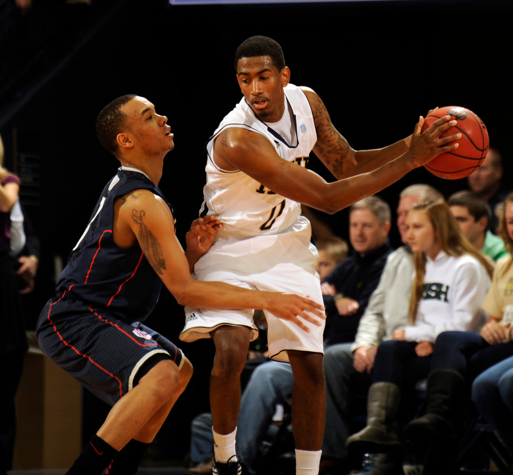 Notre Dame Stopped By No. 17 UConn, 67-53 (AP)
