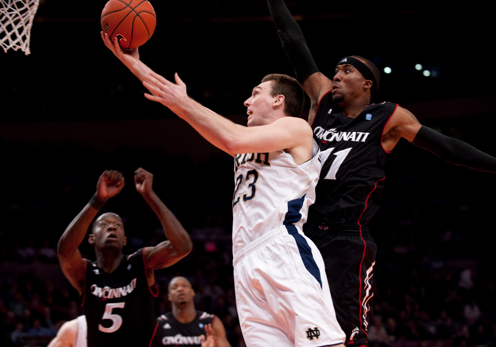 AP Photos: No. 4 Notre Dame vs. No. 25 Cincinnati