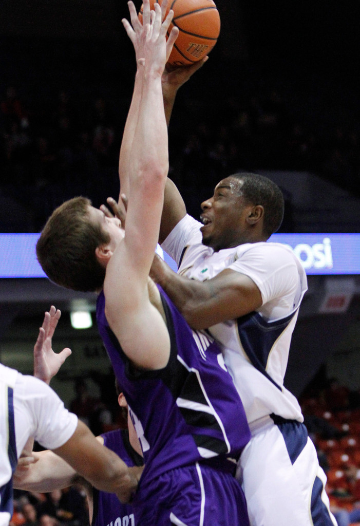 Northwestern Upsets No. 23 Notre Dame, 72-58 (AP)