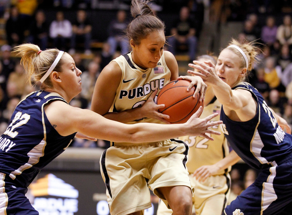 No. 3 Notre Dame Rolls Past No. 12 Purdue, 66-38 (AP)