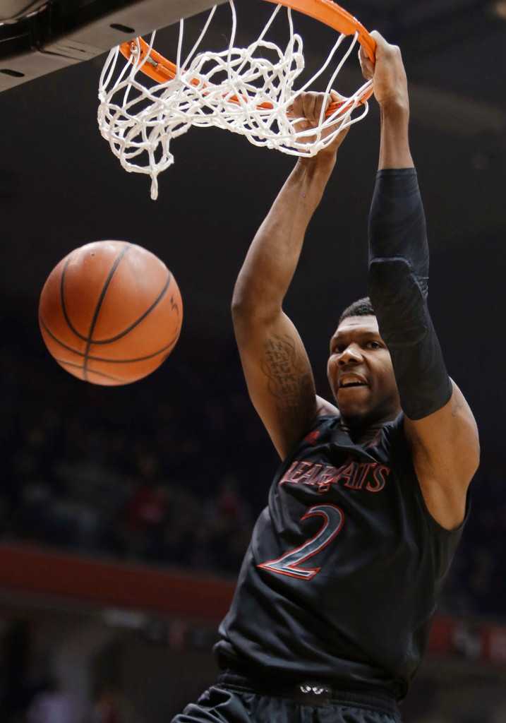 No. 17 Notre Dame Tops No. 21 Cincinnati, 66-60 (AP)