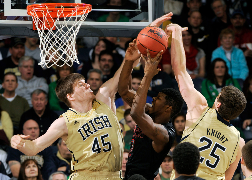 No. 25 Notre Dame Overpowers Cincinnati, 62-41 (AP)