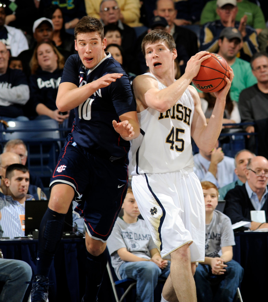 #17/16 Irish Fall To Huskies, 65-58 (AP)