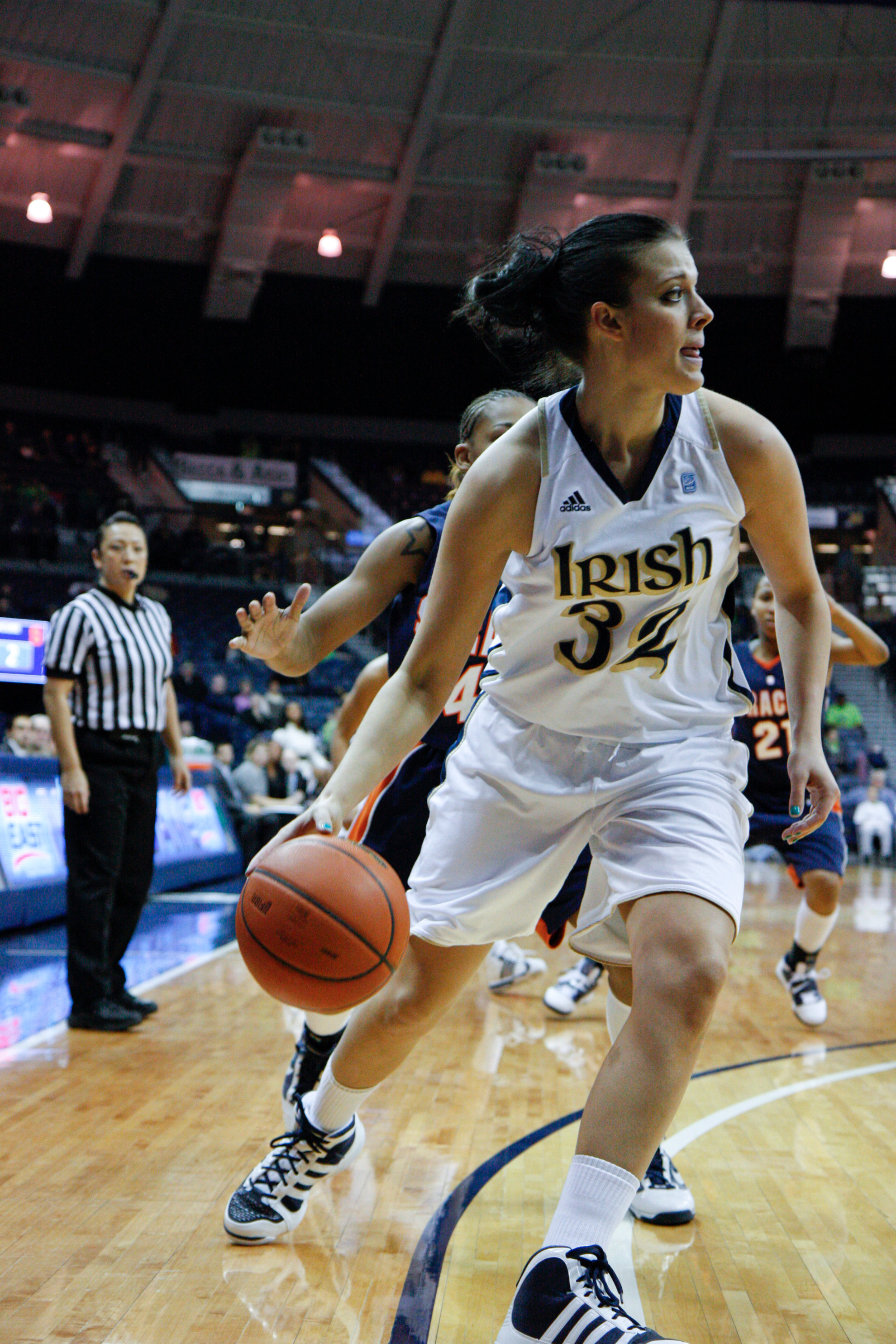 #8/7 Irish Play Host To Cincinnati Saturday On Senior Day Forward/co-captain Becca Bruszewski will be one of two Fighting Irish senior players (plus two managers) who will be honored in pre-game Senior Day ceremonies before Saturday's 2 p.m. (ET) game against Cincinnati at Purcell Pavilion.