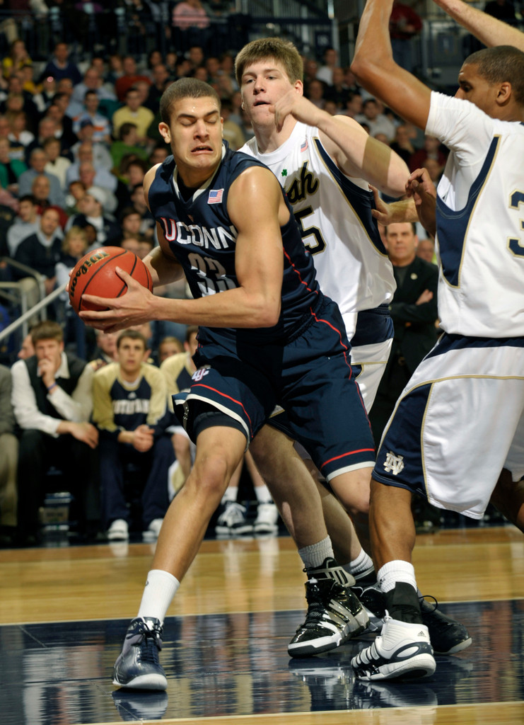 Notre Dame Holds Off Connecticut 58-50 (AP)