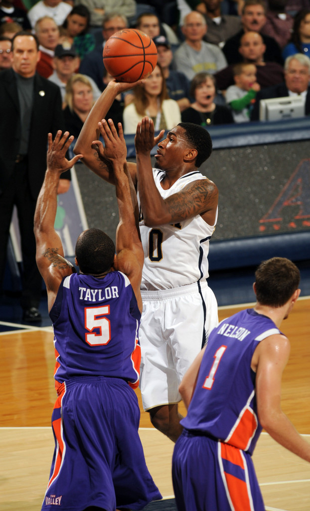 Irish Down Purple Aces in Season-Opener (AP)