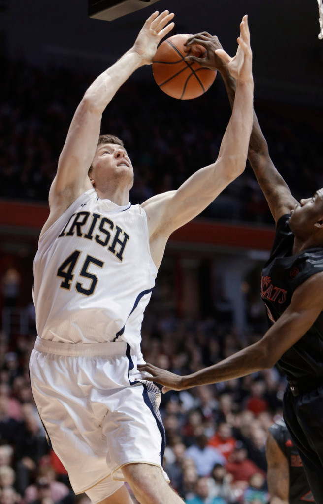 No. 17 Notre Dame Tops No. 21 Cincinnati, 66-60 (AP)