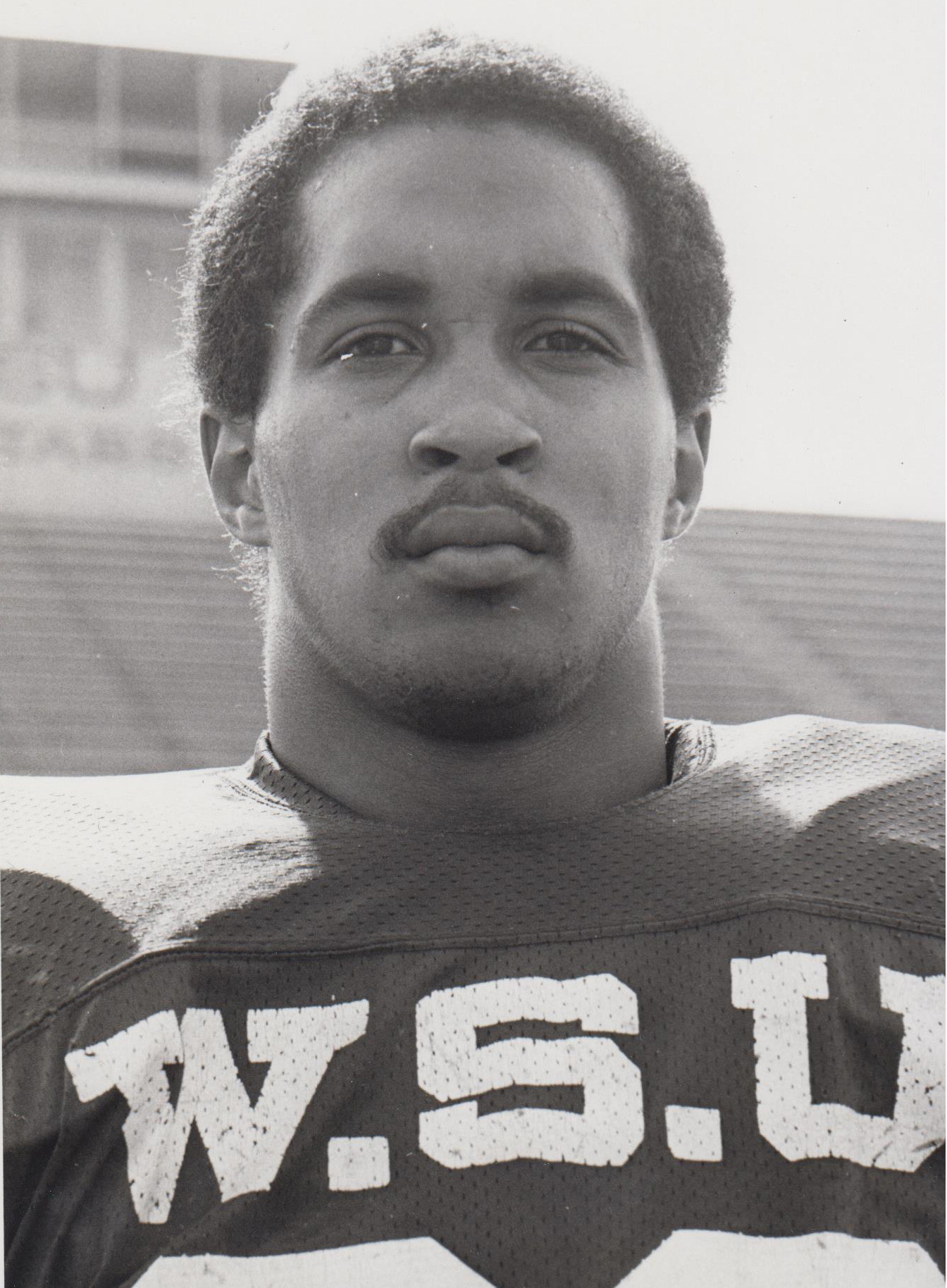 Journey Through The Coaching Ranks Leads Gilmore To Notre Dame A 1980 graduate of Wayne State, Keith Gilmore coached served as running backs coach and special teams coordinator at his alma mater in 1994.
