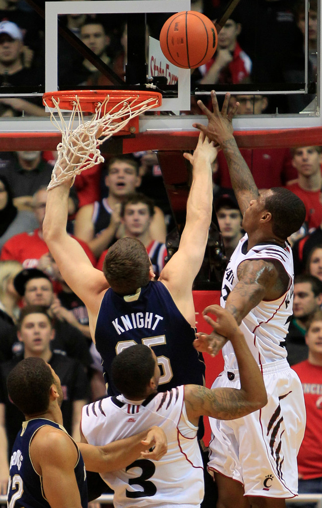 Irish Stopped by Cincinnati, 71-55 (AP)