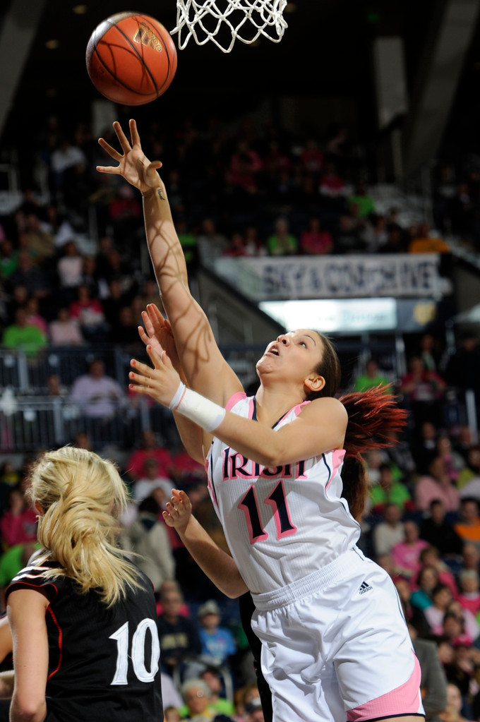 No. 2 Irish Rout Cincinnati, 64-42 (AP)