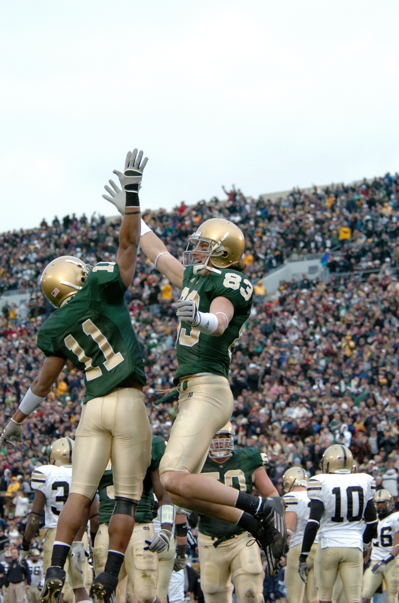 The Lore Of The Green Jersey Under head coach Charlie Weis, Notre Dame wore green jerseys three times. In the second year under Weis, and in the team’s final regular season home game of the 2006 campaign, the Irish defeated Army 41-9 and went on to finish the season with a 10-3 record.