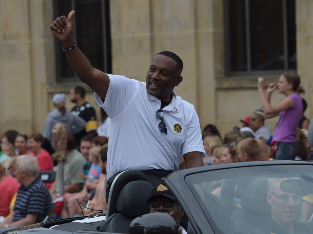 Jerome Bettis and Tim Brown inducted into Pro Football Hall of Fame