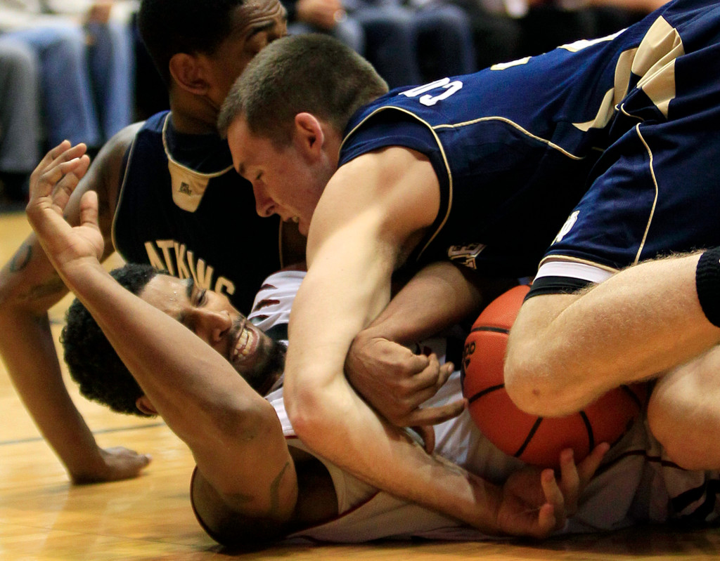 Irish Stopped by Cincinnati, 71-55 (AP)