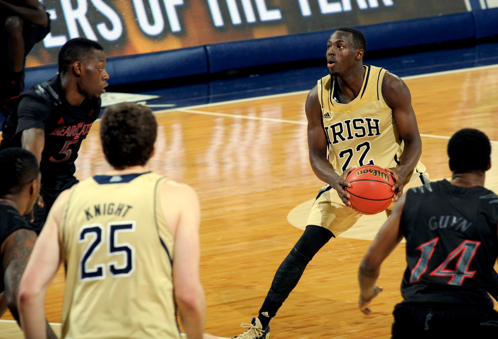 No. 25 Notre Dame Overpowers Cincinnati, 62-41 (AP)