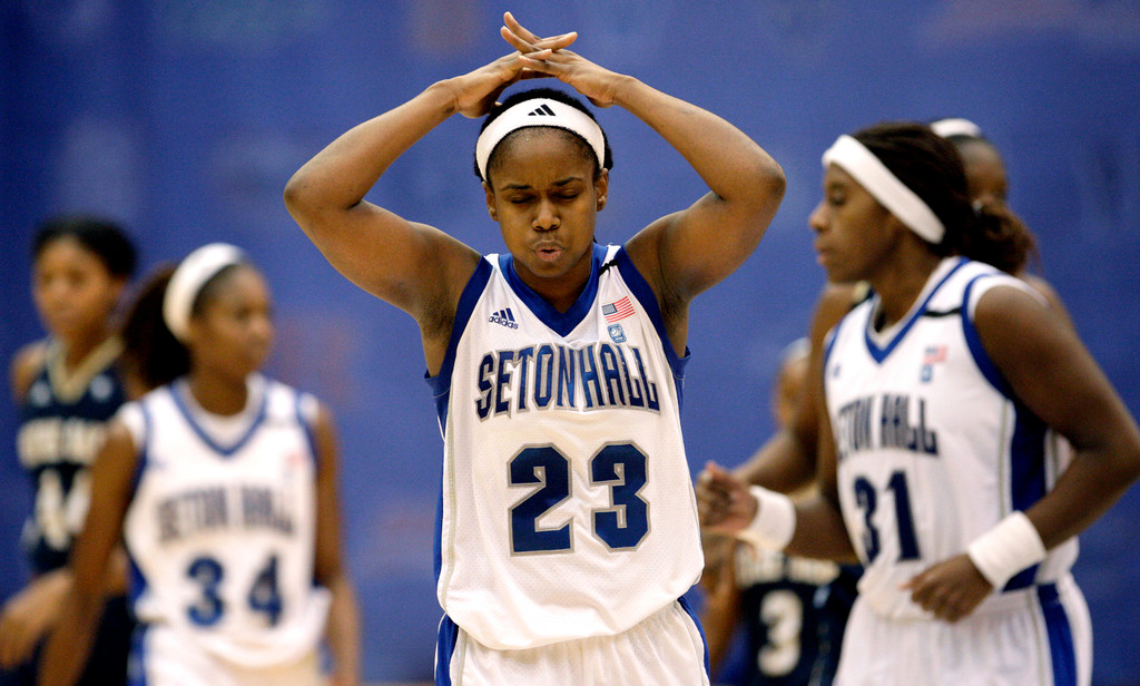 No. 3 Notre Dame Cruises Past Seton Hall, 74-36 (AP)