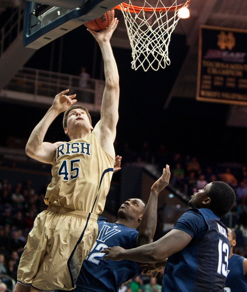 Notre Dame Gets By Villanova, 65-60 (AP)