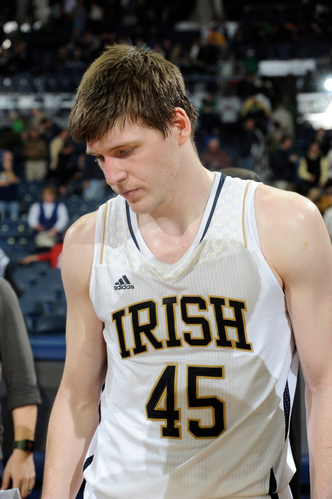 #17/16 Irish Fall To Huskies, 65-58 (AP)