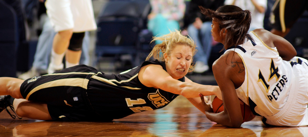 No. 3 Notre Dame Crushes UCF, 90-38 (AP)