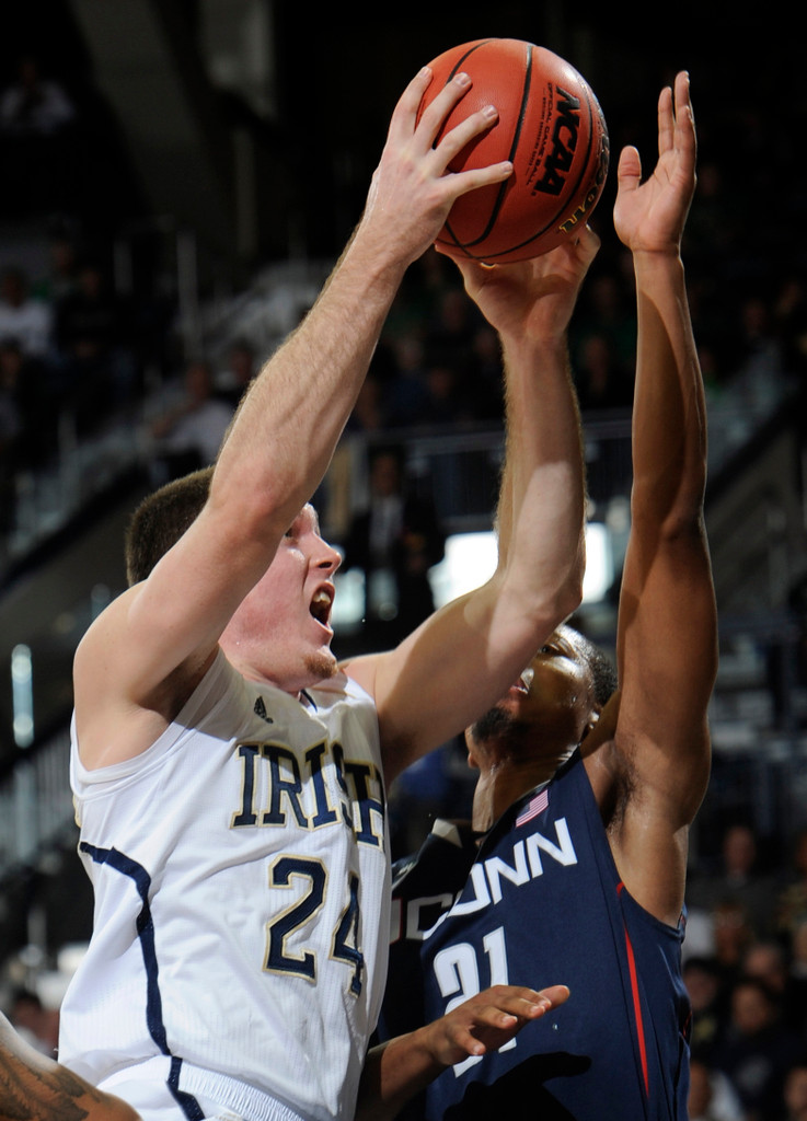 #17/16 Irish Fall To Huskies, 65-58 (AP)
