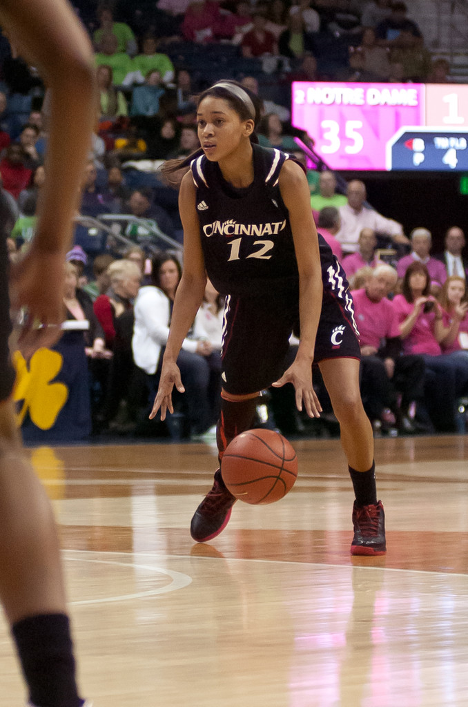 Notre Dame Women's Basketball tops Cincinnati on 02-02-2013